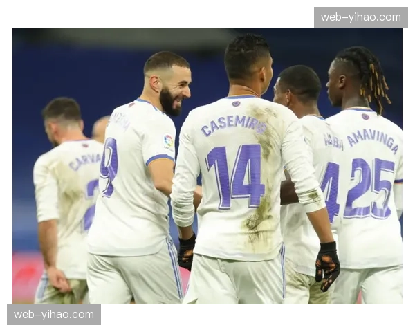 更衣室故事：据悉，皇马中场巴尔韦德常与维尼修斯加练反击中的传跑默契