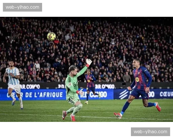 特写：亚马尔突破造点后伤退，诺坎普瞬间陷入沉寂